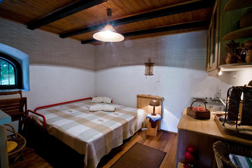 1 dormitorio con 1 cama y lavamanos. en Mrežnički doživljaj, en Gornji Zvečaj