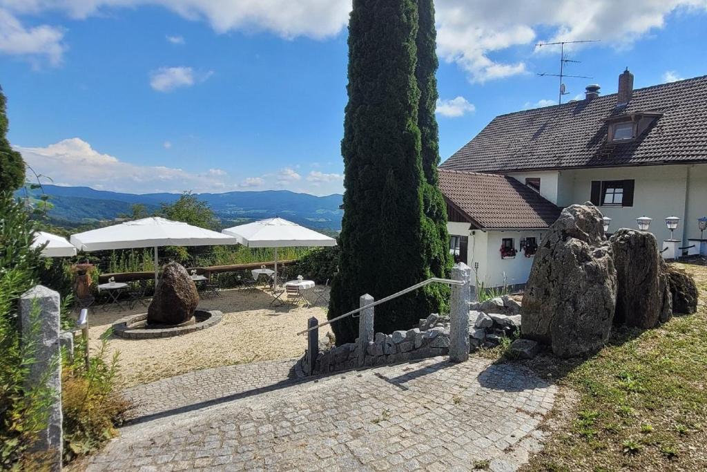 una casa con algunas rocas grandes delante de ella en Landhaus Lehnerhof, en Schaufling