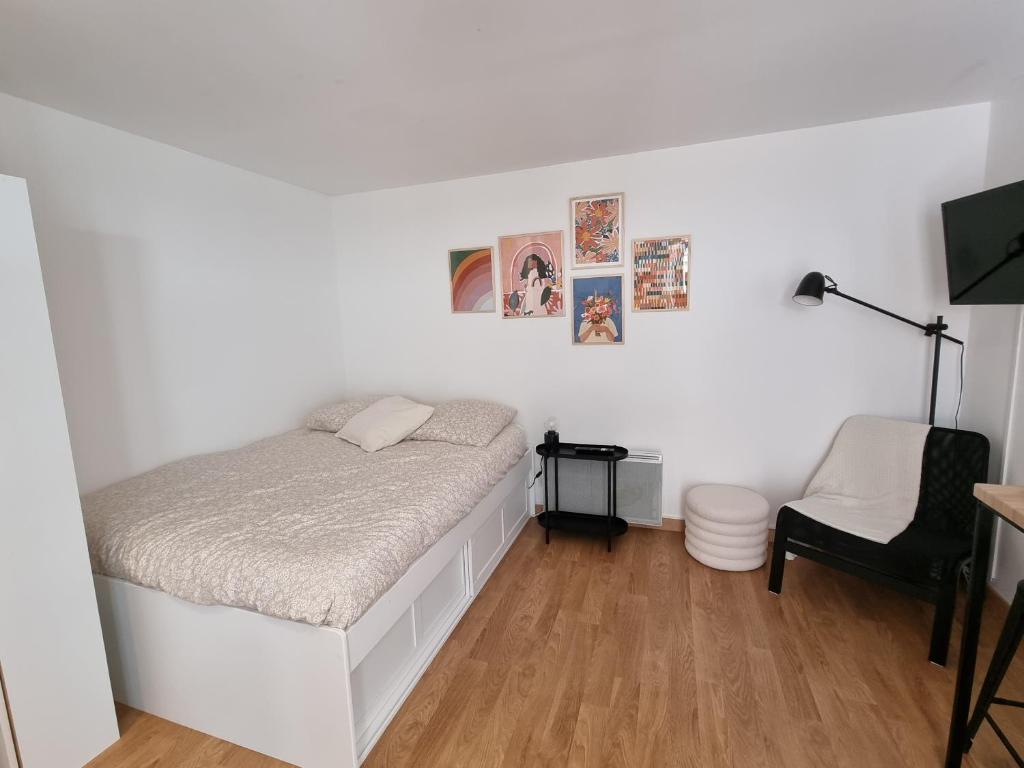 une chambre avec un lit, un bureau et une chaise dans l'établissement Joli studio hyper-centre, à Nantes