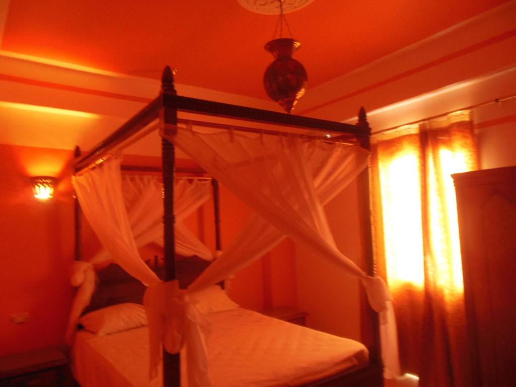 Postel nebo postele na pokoji v ubytování Cleopatra Hotel Luxor