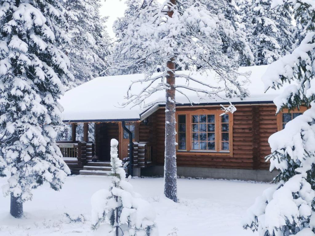 a log cabin in the snow at Uuvana in Syöte