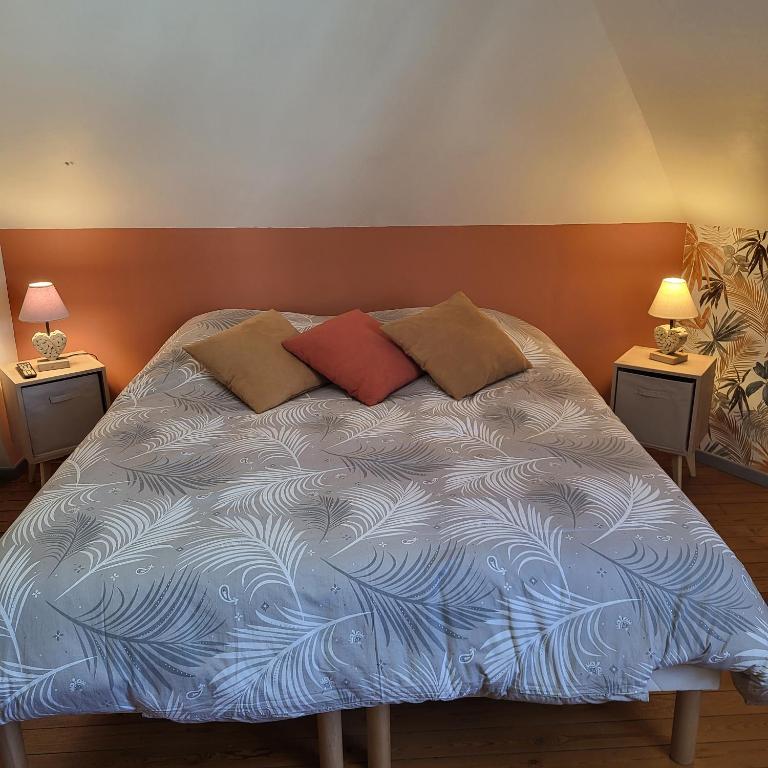 1 cama en un dormitorio con 2 mesitas de noche y 2 lámparas en La myssaline, en Cayeux-sur-Mer