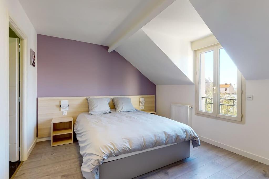 ein Schlafzimmer mit einem Bett und einem großen Fenster in der Unterkunft 13.Studio#Creteil#Loft#Cinéma#Exclusif in Créteil