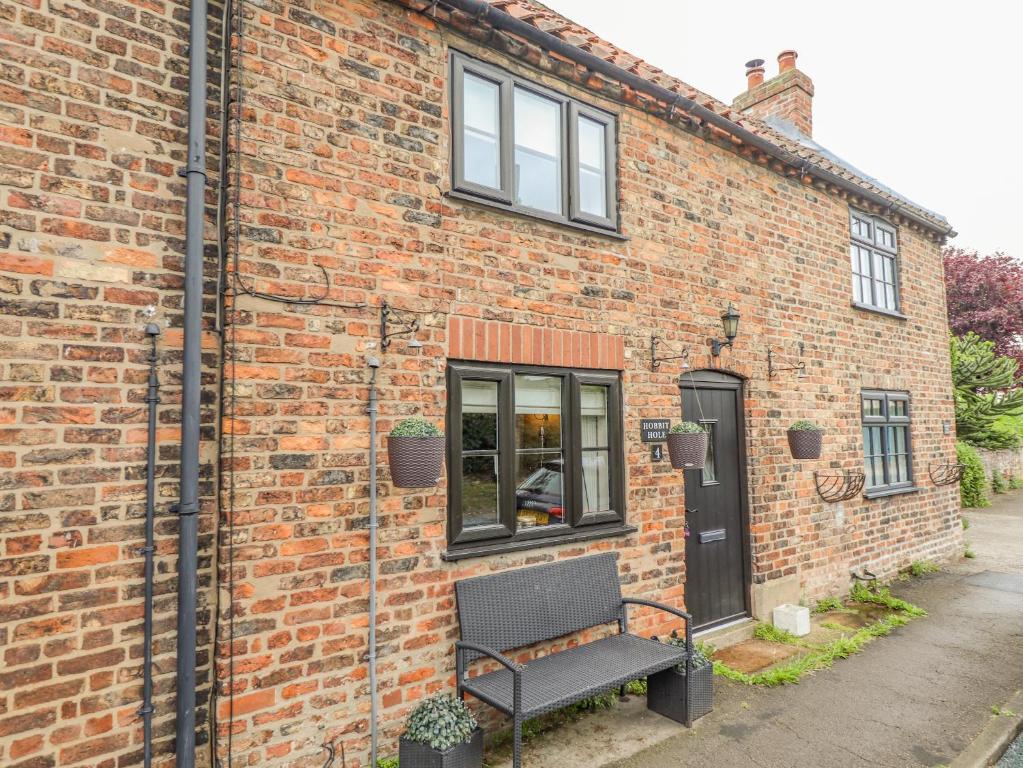 Hobbits Hole, Ellerker (updated prices 2024)