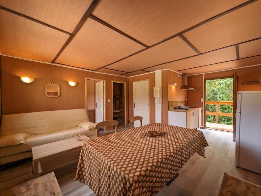 una camera con un letto e un divano. di Gîte le noisetier 3-6 personnes a Blésignac