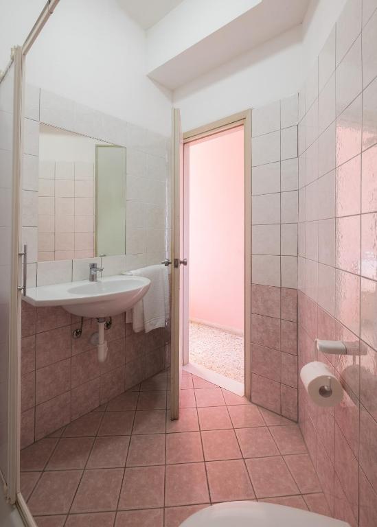 A bathroom at Hotel Crown