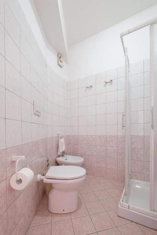 A bathroom at Hotel Crown