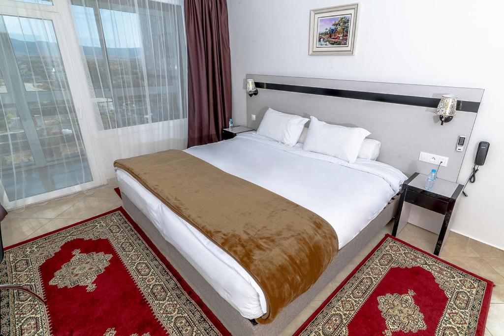 Postel nebo postele na pokoji v ubytování Tanger Med Hotel, Conference & Catering