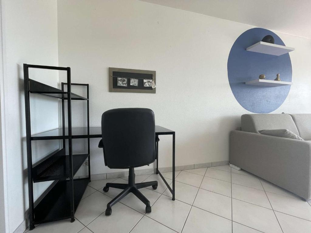 a office with a desk and a chair in a room at Appartement La Rochelle, 1 pièce, 2 personnes - FR-1-246-650 in La Rochelle