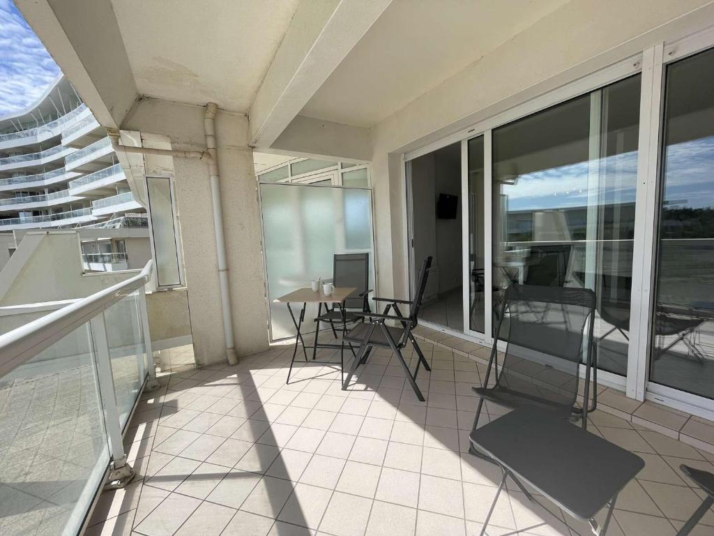 a balcony with chairs and a table on a building at Appartement La Rochelle, 1 pièce, 2 personnes - FR-1-246-650 in La Rochelle