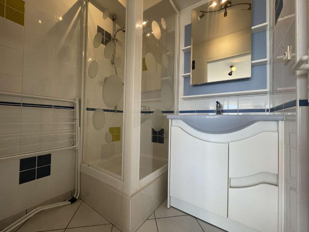 a white bathroom with a sink and a shower at Appartement La Rochelle, 1 pièce, 2 personnes - FR-1-246-650 in La Rochelle