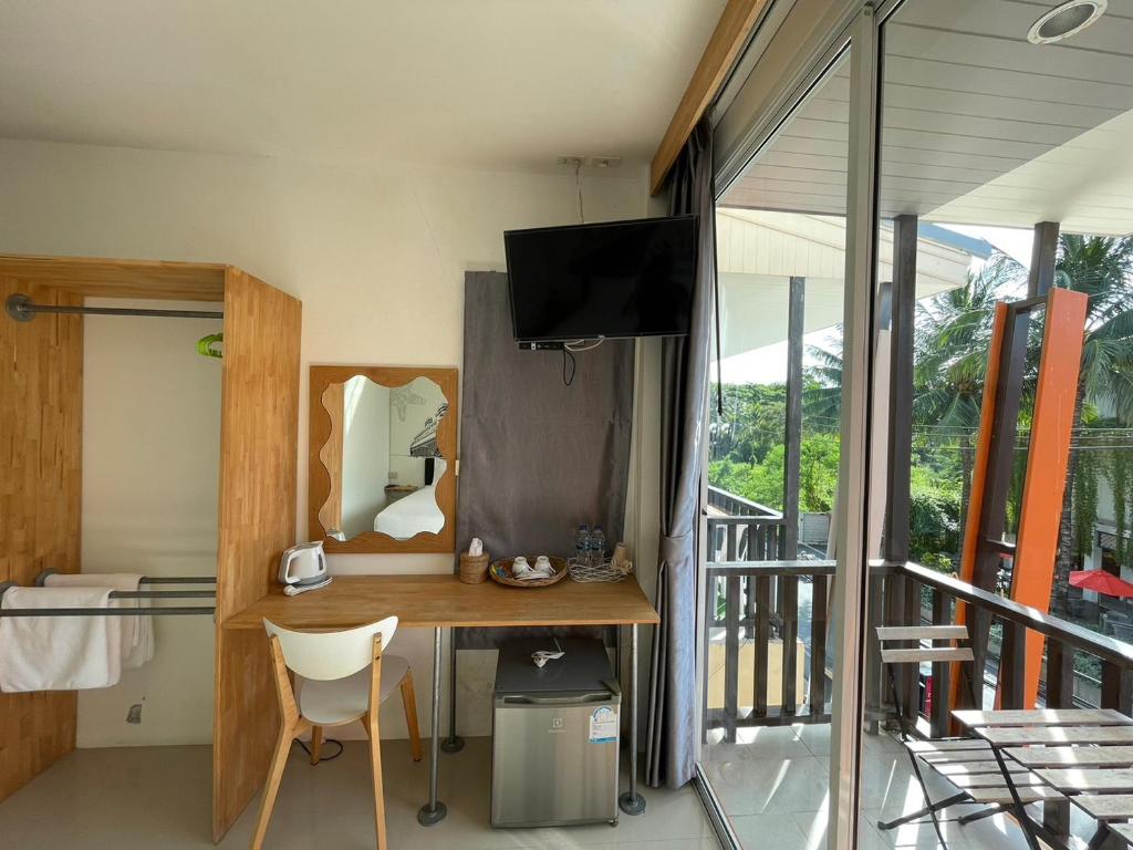 Dwell Phuket Airport Hotel at Naiyangにあるテレビまたはエンターテインメントセンター