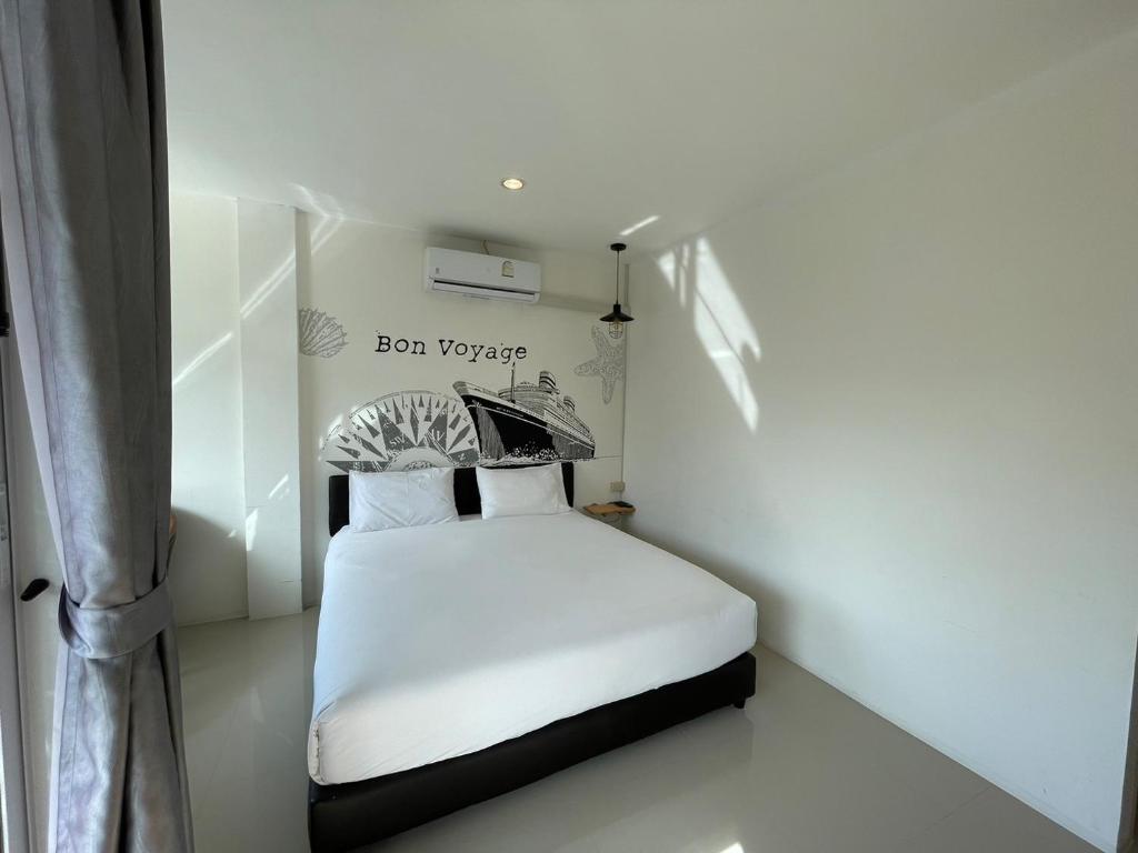 Dwell Phuket Airport Hotel at Naiyangにあるベッド