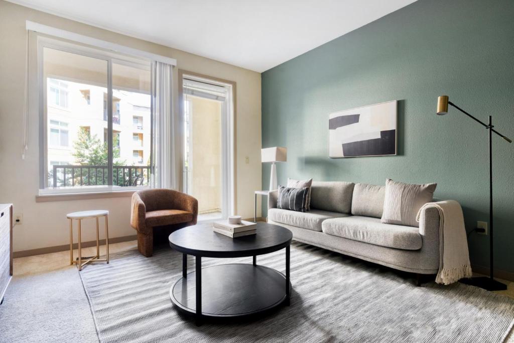 una sala de estar con un sofá y una mesa en Dublin 2BR w Gym Lounge Pool nr BART SFO-977, en Dublin