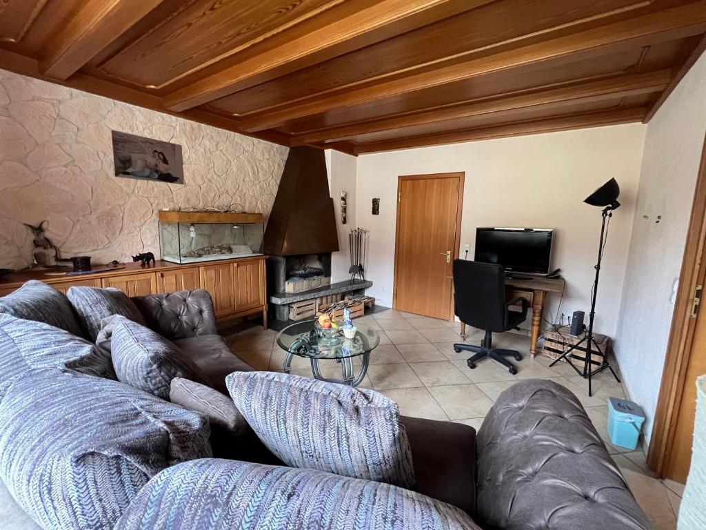 ein Wohnzimmer mit einem Sofa und einem Tisch in der Unterkunft Gemütliche 2-Zimmer-Privat-Unterkunft mit Kamin in EFH in Spiegelberg