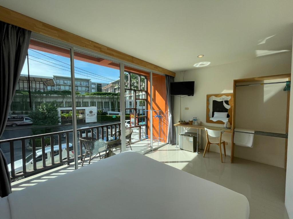 Dwell Phuket Airport Hotel at Naiyangにあるバルコニーまたはテラス