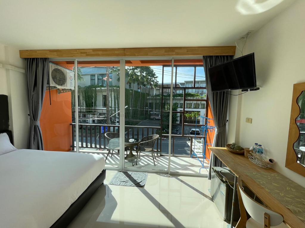 Dwell Phuket Airport Hotel at Naiyangにあるテレビまたはエンターテインメントセンター