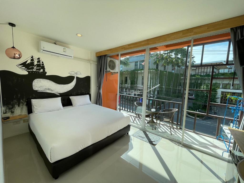 Dwell Phuket Airport Hotel at Naiyangにあるベッド