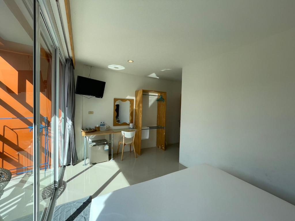 Dwell Phuket Airport Hotel at Naiyangにあるテレビまたはエンターテインメントセンター