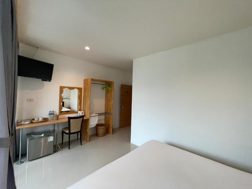 Dwell Phuket Airport Hotel at Naiyangにあるベッド