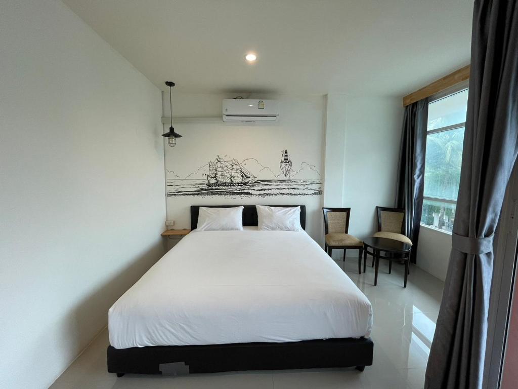 Dwell Phuket Airport Hotel at Naiyangにあるベッド