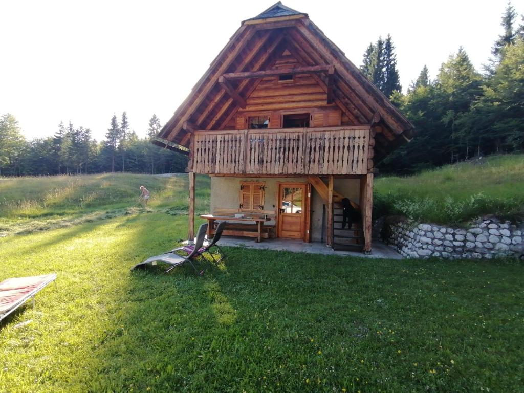 uma cabana de madeira no meio de um campo em Apartment in Chalet Goldilocks em Zgornje Gorje