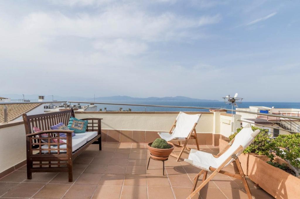 a balcony with chairs and a view of the ocean at Disfruta del mar antes de que lleguen las multitudes in L'Escala