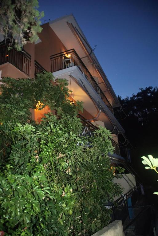 Um jardim no exterior de Empress Corfu