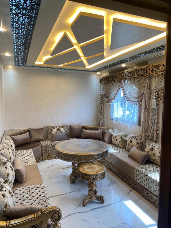 - un salon avec un canapé et une table dans l'établissement Appart Hicham, à Tanger