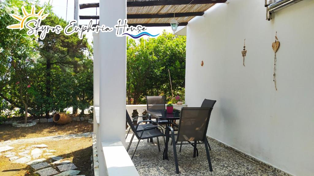 stół i krzesła na patio domu w obiekcie Skyros Euphoria House w mieście Skiros