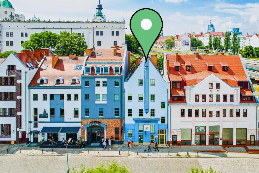 a city with a green marker in front of buildings at ZAMKOWE TARASY Apartamenty Old Town by stayly in Szczecin