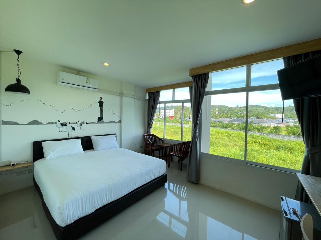 Dwell Phuket Airport Hotel at Naiyangにあるベッド