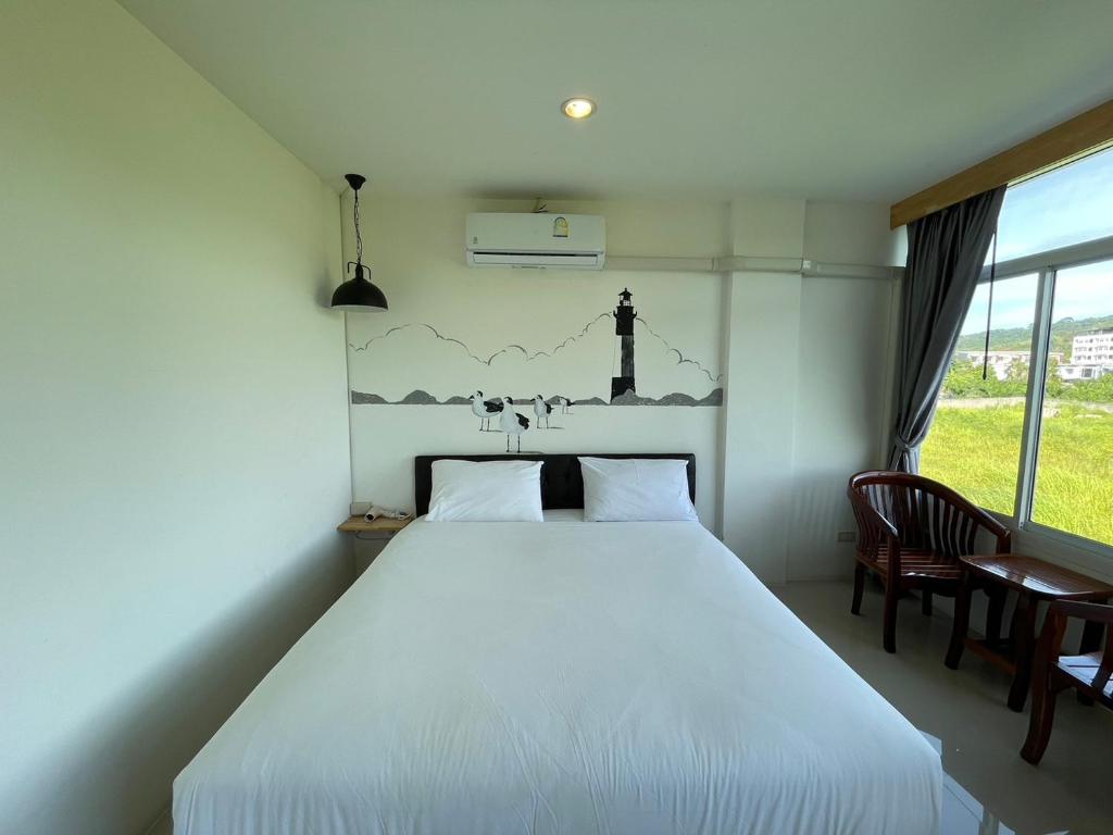 Dwell Phuket Airport Hotel at Naiyangにあるベッド