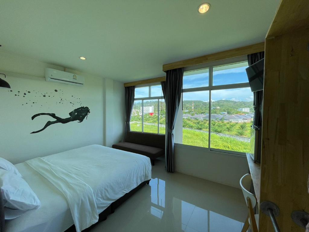 Dwell Phuket Airport Hotel at Naiyangにあるベッド