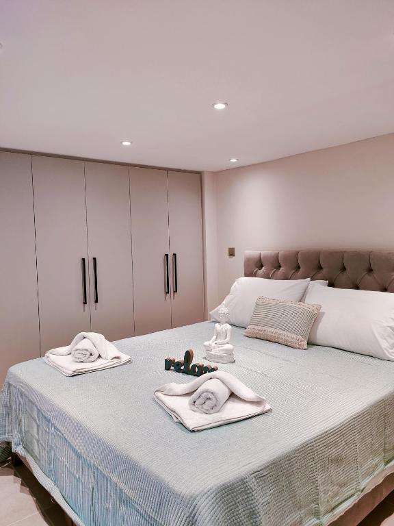 Postel nebo postele na pokoji v ubytování Avramiou Lofts