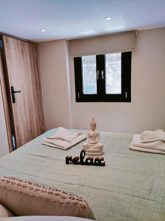 Postel nebo postele na pokoji v ubytování Avramiou Lofts