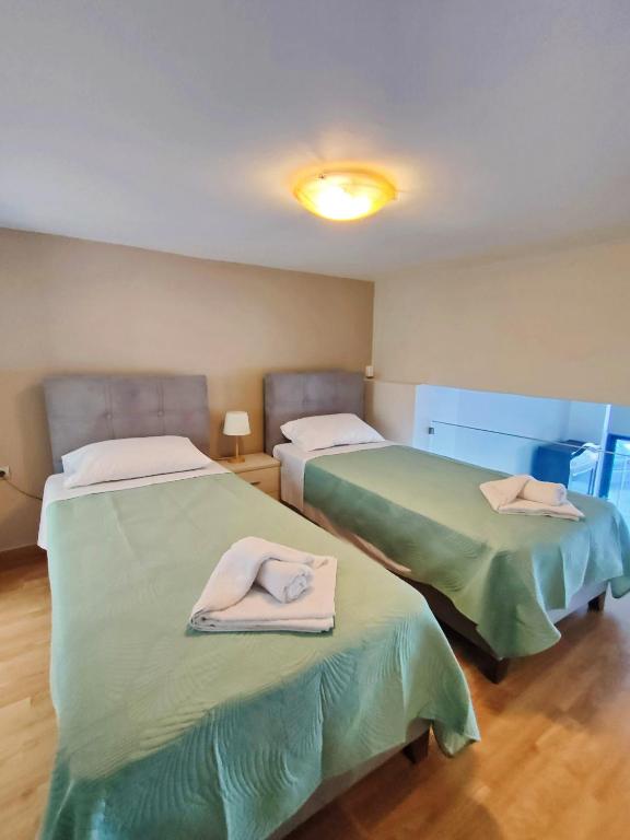Postel nebo postele na pokoji v ubytování Avramiou Lofts