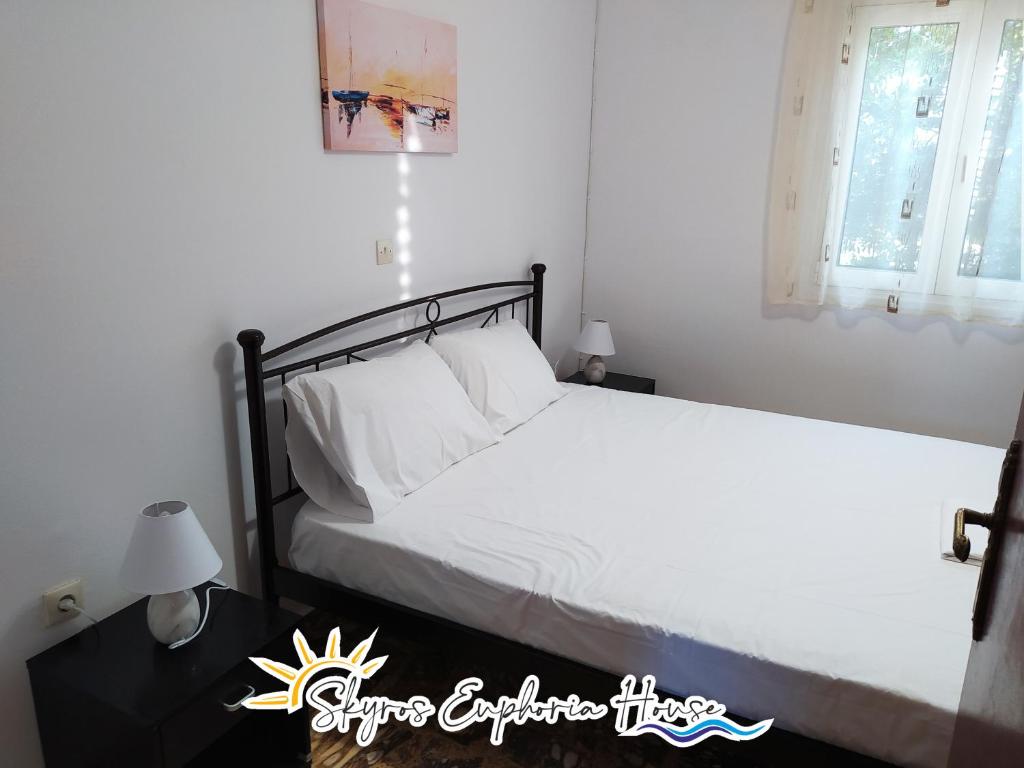 Łóżko lub łóżka w pokoju w obiekcie Skyros Euphoria House