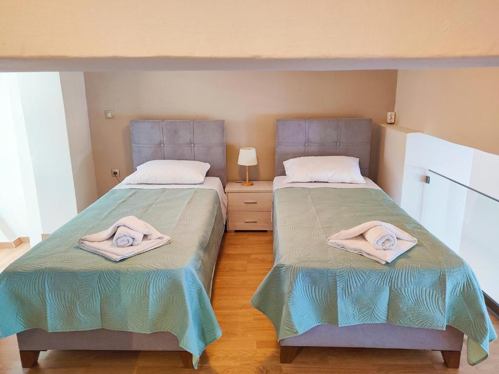 Postel nebo postele na pokoji v ubytování Avramiou Lofts