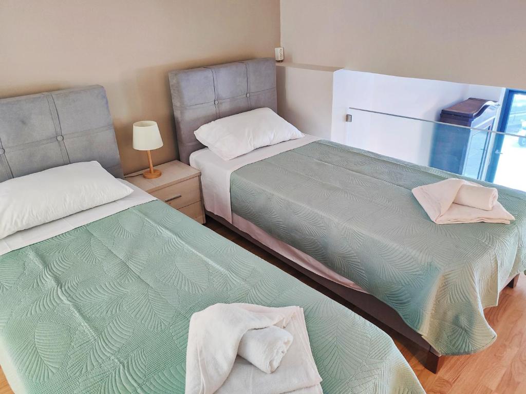 Postel nebo postele na pokoji v ubytování Avramiou Lofts