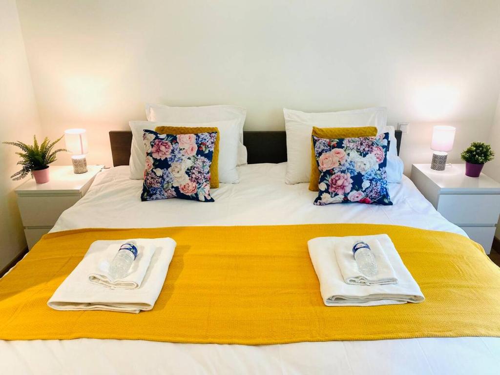 een bed met twee borden en handdoeken erop bij Large 3 bedrooms in Center with Terraces & Parking - ROL1 in Luxemburg