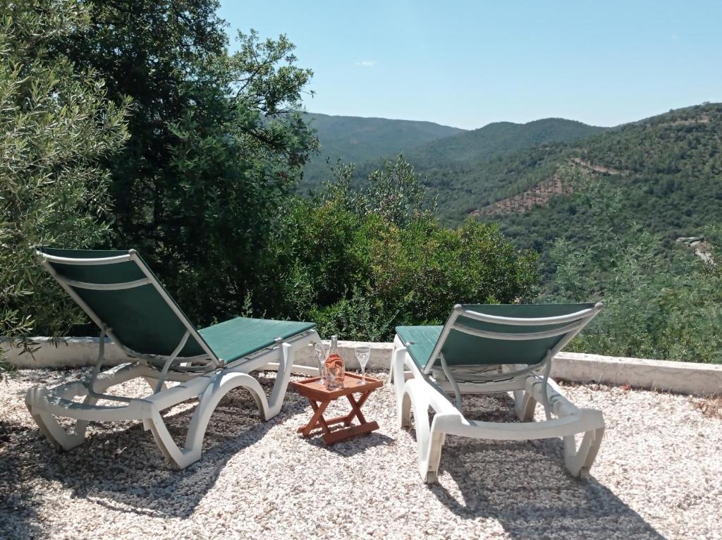 勒穆伊的住宿－HOME Ste Maxime，两把椅子和一张桌子,享有山景