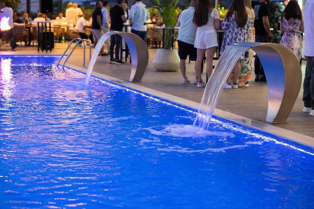 Bazén v ubytování Lans Hotel nebo v jeho okolí