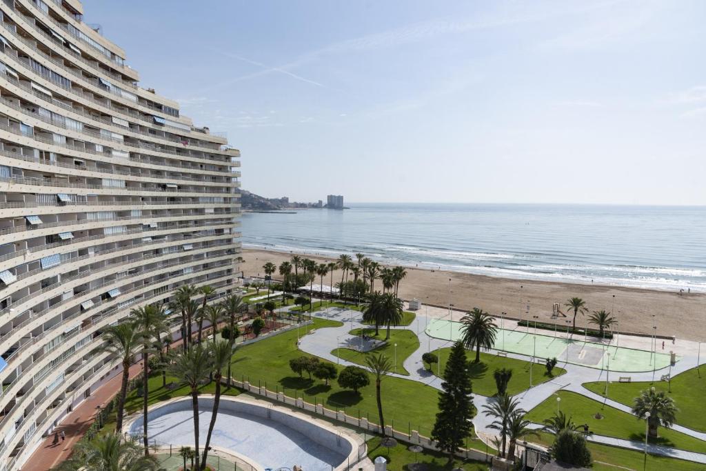 Blick auf den Strand und das Meer von einem Hotel in der Unterkunft Florazar 1, II-A 11-B in Cullera