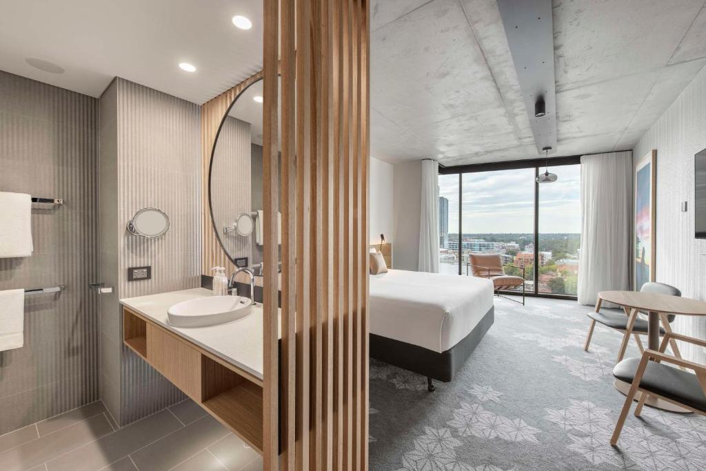 Postel nebo postele na pokoji v ubytování Vibe Hotel Adelaide