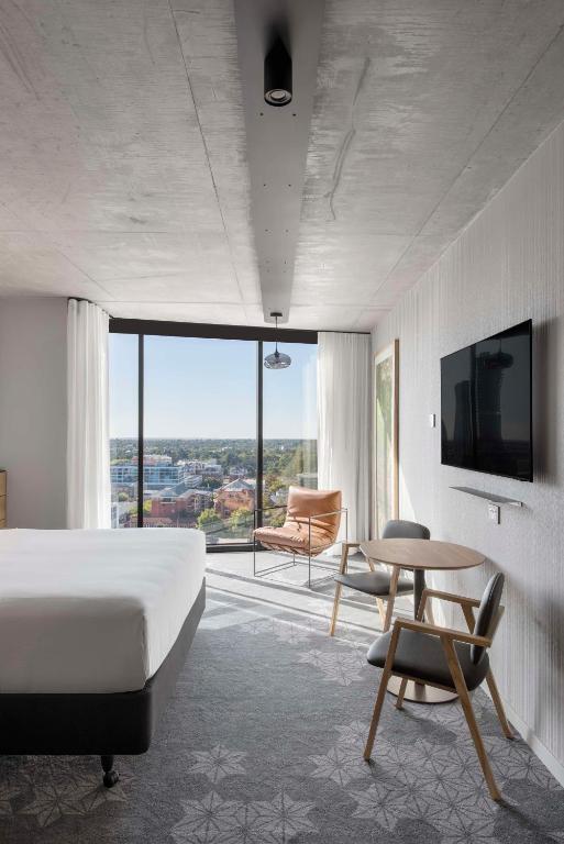 TV a/nebo společenská místnost v ubytování Vibe Hotel Adelaide