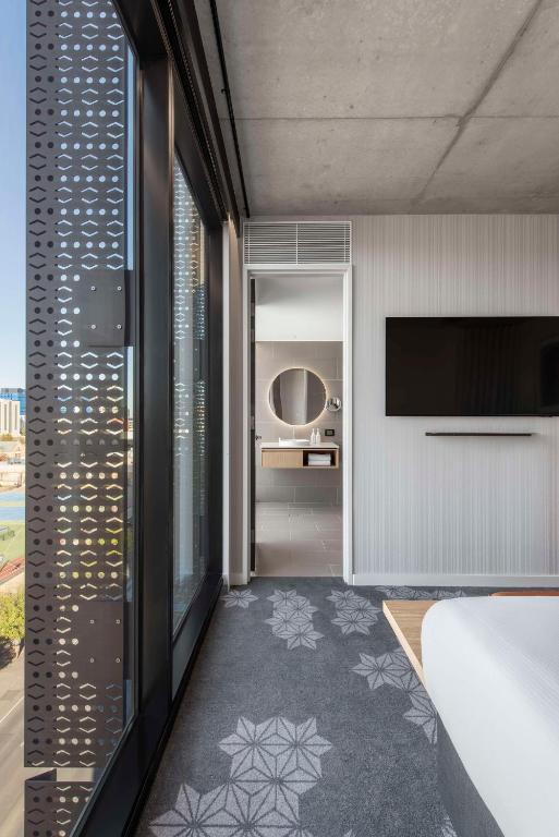 Postel nebo postele na pokoji v ubytování Vibe Hotel Adelaide