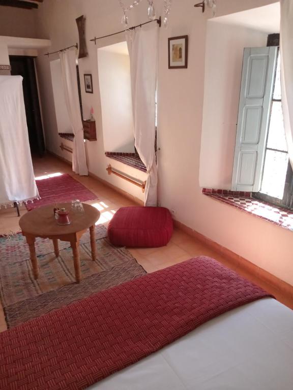 Postel nebo postele na pokoji v ubytování Riad le Jardin de Mina