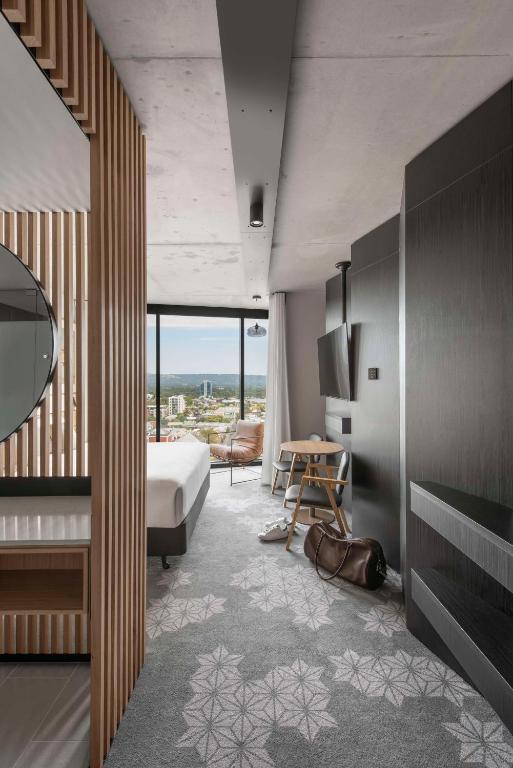 Postel nebo postele na pokoji v ubytování Vibe Hotel Adelaide