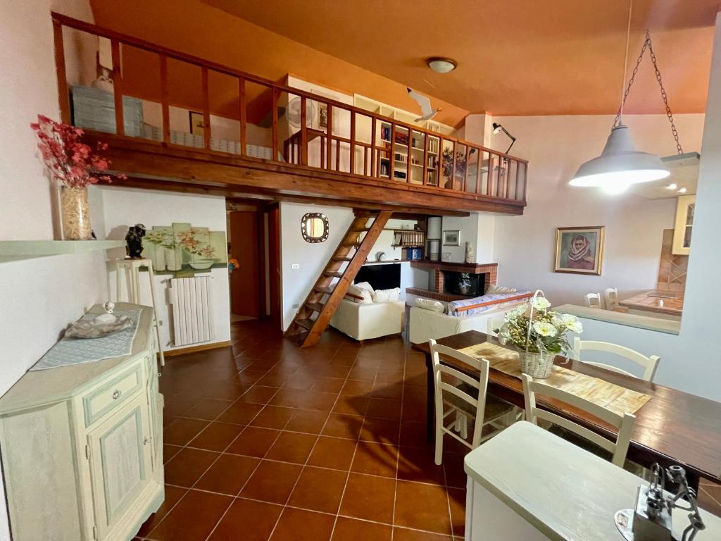 Il comprend une cuisine et un salon avec une mezzanine. dans l'établissement Amazing house 10 min by car from the beach, à Olbia